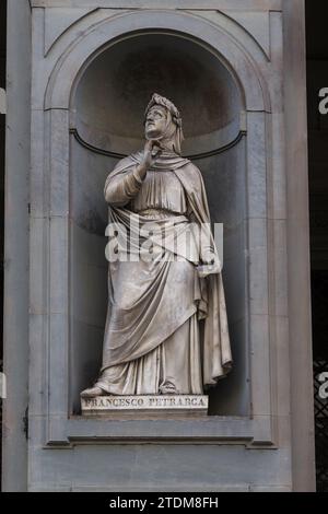 FLORENZ, ITALIEN - 18. SEPTEMBER 2018: Dies ist die Statue des Dichters Francesco Petrarca, eine der Statuen, die das Gebäude der Uffizien zieren. Stockfoto