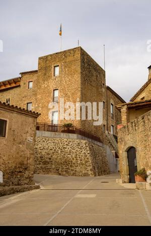 Schloss Vilopriu an einem bewölkten Herbstnachmittag. Baix Empordà, Girona, Katalonien, Spanien ESP: Castillo de Vilopriu en una tarde de de otoño nublada. Ampurdám Stockfoto