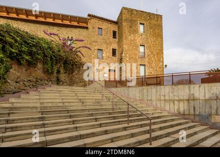 Schloss Vilopriu an einem bewölkten Herbstnachmittag. Baix Empordà, Girona, Katalonien, Spanien ESP: Castillo de Vilopriu en una tarde de de otoño nublada. Ampurdám Stockfoto