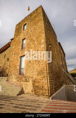 Schloss Vilopriu an einem bewölkten Herbstnachmittag. Baix Empordà, Girona, Katalonien, Spanien ESP: Castillo de Vilopriu en una tarde de de otoño nublada. Ampurdám Stockfoto