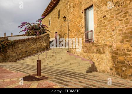 Schloss Vilopriu an einem bewölkten Herbstnachmittag. Baix Empordà, Girona, Katalonien, Spanien ESP: Castillo de Vilopriu en una tarde de de otoño nublada. Ampurdám Stockfoto