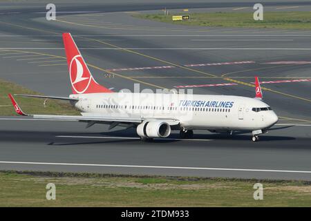 ISTANBUL, TURKIYE - 01. OKTOBER 2022: Turkish Airlines Boeing 737-9F2ER (40984) landet am Flughafen Istanbul Stockfoto