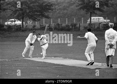 Cricket Match, Whizgle News aus der Vergangenheit, maßgeschneidert für die Zukunft. Erkunden Sie historische Geschichten, das Image der niederländischen Agentur aus einer modernen Perspektive, die die Lücke zwischen den Ereignissen von gestern und den Erkenntnissen von morgen überbrückt. Eine zeitlose Reise, die die Geschichten prägt, die unsere Zukunft prägen Stockfoto