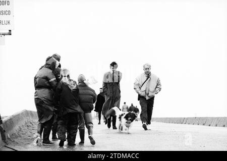 Genießen Sie frische Luft am Pier IJmuiden, IJmuiden, Niederlande, 09-01-1993, Whizgle News from the Past, maßgeschneidert für die Zukunft. Erkunden Sie historische Geschichten, das Image der niederländischen Agentur aus einer modernen Perspektive, die die Lücke zwischen den Ereignissen von gestern und den Erkenntnissen von morgen überbrückt. Eine zeitlose Reise, die die Geschichten prägt, die unsere Zukunft prägen Stockfoto