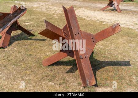 Panzerabwehrbarrieren am Utah Beach, einem der fünf Gebiete der alliierten Invasion des deutsch-besetzten Frankreich bei der Landung der Normandie am 6. Juni Stockfoto