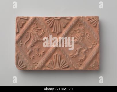 Gehörstein mit Darstellung zweier Kletterlöwen, um 1875 - um 1900 Gehörstein mit Darstellung zweier Kletterlöwen, platziert in profiliertem Fenster. Die Halbfenster oben und unten sind mit Sternmotiven gefüllt. Niederländischer Tonhörstein mit Darstellung von zwei Kletterlöwen, platziert in profiliertem Fenster. Die Halbfenster oben und unten sind mit Sternmotiven gefüllt. Niederlande Steingut Stockfoto