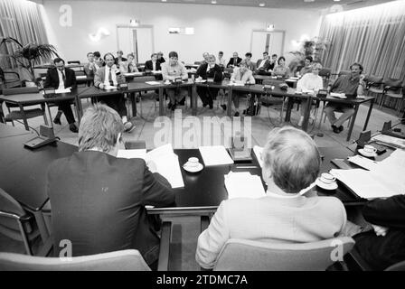 Umgang mit der Presse, Handelskammer, 20-10-1991, Whizgle News aus der Vergangenheit, zugeschnitten auf die Zukunft. Erkunden Sie historische Geschichten, das Image der niederländischen Agentur aus einer modernen Perspektive, die die Lücke zwischen den Ereignissen von gestern und den Erkenntnissen von morgen überbrückt. Eine zeitlose Reise, die die Geschichten prägt, die unsere Zukunft prägen Stockfoto