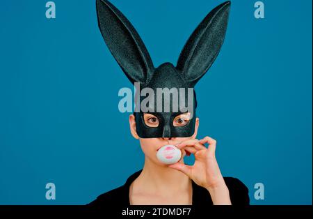 Lippenstift-Kuss-Druck auf osterei. Frohe Ostern. Mädchen mit Spitze Hase Ohren. Bunny Woman. Osterhase Frau, Kaninchen und Mädchen. Stockfoto