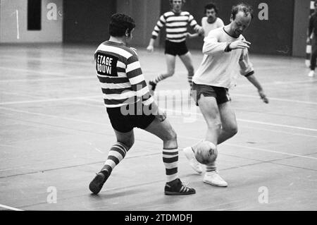 Free Company - Geschossgebäude, Hallenfußball, 13-03-1978, Whizgle News from the Past, maßgeschneidert für die Zukunft. Erkunden Sie historische Geschichten, das Image der niederländischen Agentur aus einer modernen Perspektive, die die Lücke zwischen den Ereignissen von gestern und den Erkenntnissen von morgen überbrückt. Eine zeitlose Reise, die die Geschichten prägt, die unsere Zukunft prägen Stockfoto