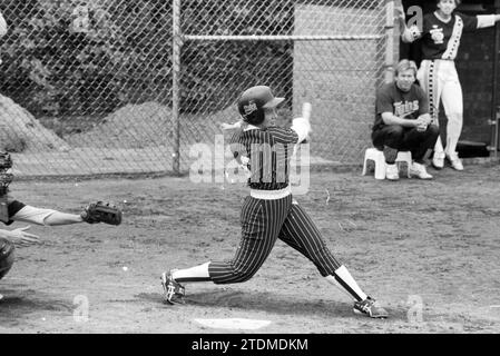 Softball: Terrasvogels - Twins, 19. August 1990, Whizgle News from the Past, Tailored for the Future. Erkunden Sie historische Geschichten, das Image der niederländischen Agentur aus einer modernen Perspektive, die die Lücke zwischen den Ereignissen von gestern und den Erkenntnissen von morgen überbrückt. Eine zeitlose Reise, die die Geschichten prägt, die unsere Zukunft prägen Stockfoto