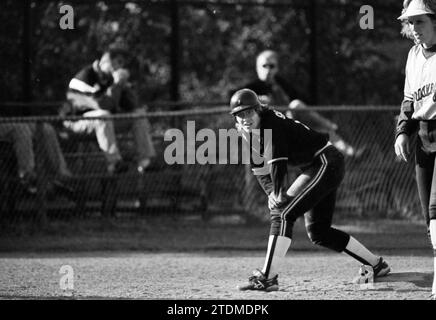 Softball, Terrasvogels - Zwillinge, 02-07-1993, Whizgle News from the Past, Tailored for the Future. Erkunden Sie historische Geschichten, das Image der niederländischen Agentur aus einer modernen Perspektive, die die Lücke zwischen den Ereignissen von gestern und den Erkenntnissen von morgen überbrückt. Eine zeitlose Reise, die die Geschichten prägt, die unsere Zukunft prägen Stockfoto