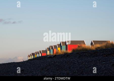 Bemalte Strandhütten am Findhorn Beach. Morayshire, Schottland Stockfoto