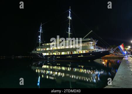 Die Luxus-Yacht-Minicruiser MY Casablanca in Kroatien (Barbara-Kreuzfahrt), schönes kleines klassisches Kreuzfahrtschiff, Adria, dalmatinische Kreuzfahrten, Kroatien Stockfoto