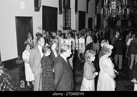 Abschiedsrat zu Hause, Gemeinderat Haarlem, Haarlem, Niederlande, 01-09-1982, Whizgle News aus der Vergangenheit, zugeschnitten auf die Zukunft. Erkunden Sie historische Geschichten, das Image der niederländischen Agentur aus einer modernen Perspektive, die die Lücke zwischen den Ereignissen von gestern und den Erkenntnissen von morgen überbrückt. Eine zeitlose Reise, die die Geschichten prägt, die unsere Zukunft prägen Stockfoto