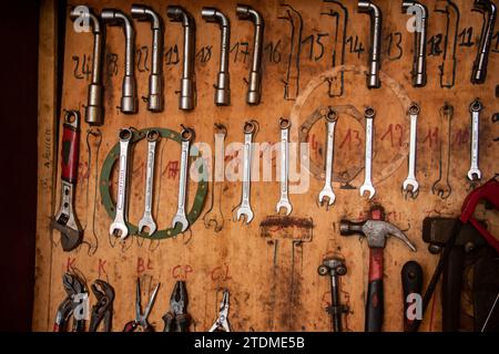 Mechanische Werkstatt und alte rostige Werkzeuge aller Art auf Holzbrett Stockfoto