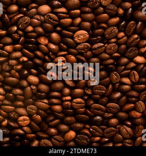 Frisch geröstete Kaffeebohnen in einem Stapel Nahaufnahme. Kaffee Hintergrund. Blick von oben auf frisch geröstete Kaffeebohnen Stockfoto