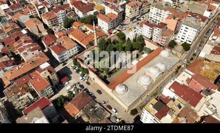 Die Sinop-Alaeddin-Moschee wurde im 13. Jahrhundert während der anatolischen Seldschuken-Zeit erbaut. Ein Foto der Moschee, aufgenommen mit einer Drohne. Stockfoto