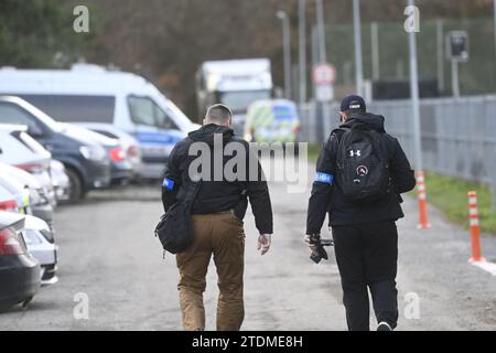 Prag, Tschechische Republik. Dezember 2023. Dutzende Polizisten durchkämmen den Wald von Klanovice, Prag, Tschechische Republik seit dem Morgen des 19. Dezember 2023. Der Grund für die Sicherheitsdurchsuchung ist Doppelmord vom 15. Dezember. Zwei Menschen, einer davon ein Kind, wurden tot im Stadtteil Klanovice am östlichen Stadtrand von Prag aufgefunden. Abgebildet sind Polizeibeamte am Eingang zum Wald. Quelle: Josef Vostarek/CTK Photo/Alamy Live News Stockfoto