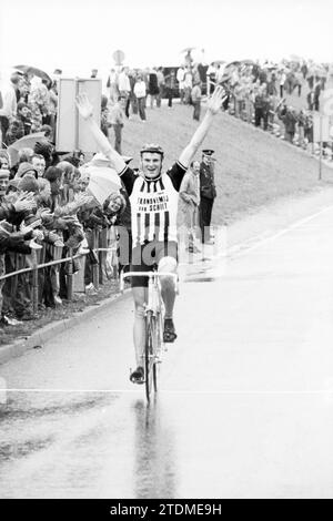 Finish North Holland Cycling Champion, Cycling, 23.05.1981, Whizgle News from the Past, Tailored for the Future. Erkunden Sie historische Geschichten, das Image der niederländischen Agentur aus einer modernen Perspektive, die die Lücke zwischen den Ereignissen von gestern und den Erkenntnissen von morgen überbrückt. Eine zeitlose Reise, die die Geschichten prägt, die unsere Zukunft prägen Stockfoto