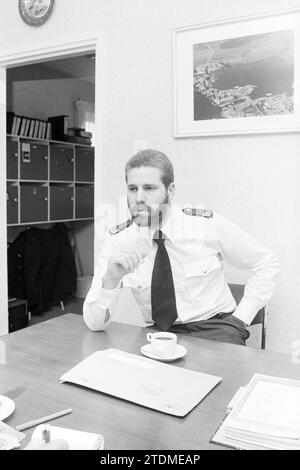 Porträt des Polizisten, 00-11-1985, Whizgle News aus der Vergangenheit, zugeschnitten auf die Zukunft. Erkunden Sie historische Geschichten, das Image der niederländischen Agentur aus einer modernen Perspektive, die die Lücke zwischen den Ereignissen von gestern und den Erkenntnissen von morgen überbrückt. Eine zeitlose Reise, die die Geschichten prägt, die unsere Zukunft prägen Stockfoto