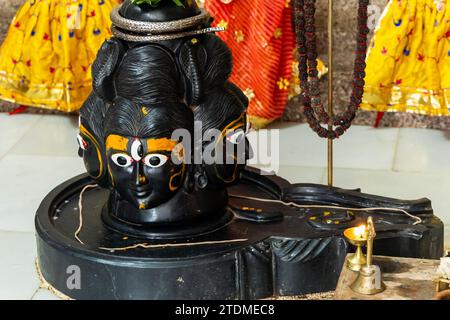 hindu Lord Shri Ekling Shivalinga im Tempel aus einem einzigartigen Winkel wird in udaipur rajasthan indien aufgenommen. Stockfoto