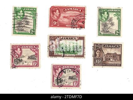 Eine Montage von alten King George VI Briefmarken aus Jamaika auf weißem Hintergrund. Stockfoto