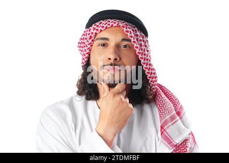 Nachdenklicher junger Mann in traditioneller nahöstlicher Kleidung auf weißem Hintergrund Stockfoto