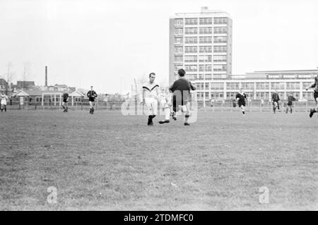 Fußballspiel EDO, Haarlem, Nederland, Whizgle News aus der Vergangenheit, maßgeschneidert für die Zukunft. Erkunden Sie historische Geschichten, das Image der niederländischen Agentur aus einer modernen Perspektive, die die Lücke zwischen den Ereignissen von gestern und den Erkenntnissen von morgen überbrückt. Eine zeitlose Reise, die die Geschichten prägt, die unsere Zukunft prägen Stockfoto