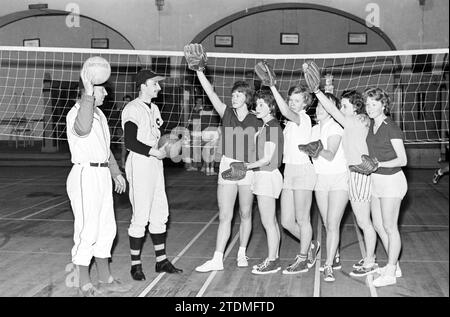 Familie Heemskerk zusammen im Krelagehuis in Haarlem. Baseball. Volley-Ball., Haarlem, Niederlande, 14-12-1960, Whizgle News from the Past, maßgeschneidert für die Zukunft. Erkunden Sie historische Geschichten, das Image der niederländischen Agentur aus einer modernen Perspektive, die die Lücke zwischen den Ereignissen von gestern und den Erkenntnissen von morgen überbrückt. Eine zeitlose Reise, die die Geschichten prägt, die unsere Zukunft prägen Stockfoto