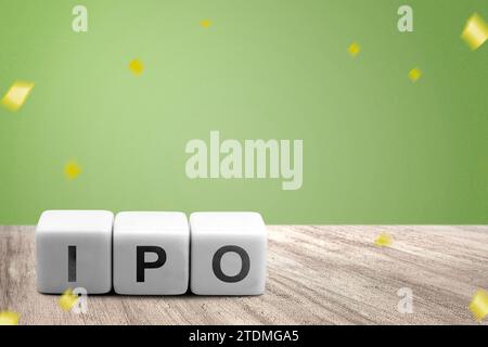 Eine Reihe kleiner Würfel mit IPO-Buchstaben auf einem Holztisch. Aktienanlagekonzept Stockfoto
