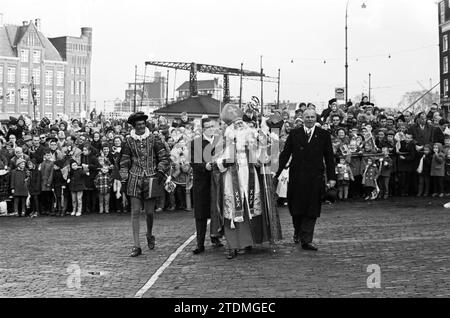 Ankunft von Sinterklaas in Amsterdam in der Kirche Sint Nicolaas und Begrüßung durch den stellvertretenden Bürgermeister A. de Roos. St. Nicholas., Amsterdam, Prins Hendrikkade, Niederlande, 19-11-1960, Whizgle News aus der Vergangenheit, zugeschnitten auf die Zukunft. Erkunden Sie historische Geschichten, das Image der niederländischen Agentur aus einer modernen Perspektive, die die Lücke zwischen den Ereignissen von gestern und den Erkenntnissen von morgen überbrückt. Eine zeitlose Reise, die die Geschichten prägt, die unsere Zukunft prägen Stockfoto