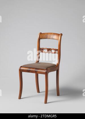 Stuhl mit Schwänen, Anonym, 1830 Stuhl aus einem Set von zehn Stühlen und vier Sesseln aus teils massivem und teils verleimtem Mahagoni auf Ulmenkern. Lose verdeckte Sitze. Die quadratischen Hinterbeine liegen nach hinten. Neun Stühle und ein Sessel haben quadratische, leicht abgerundete Vorderbeine; der Rest hat runde, bewegliche Vorderbeine. Die gestreckten S-förmigen Rücken haben eine geformte Zwischenregel mit einer Palme, die von zwei Schwänen flankiert wird, die sich mit den Hälsen nach hinten beugen. Die flachen, volutenförmigen Armlehnen verlaufen hinten hoch. Nördliche Niederlande Holz (Pflanzenmaterial). Mahagoni (Holz). ulme (Holz). Textil Stockfoto