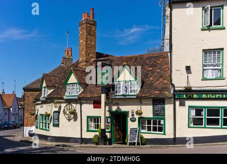 Der Eight Bells Pub, Old Hatfield, Hertfordshire, Großbritannien, stammt aus dem 16. Jahrhundert, aber mit einer Fassade aus dem 19. Jahrhundert Stockfoto