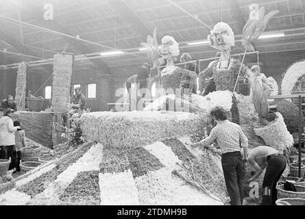 Dekorieren von Wagen, Blumenparade, Blumenausstellung, 20-04-1972, Whizgle News aus der Vergangenheit, maßgeschneidert für die Zukunft. Erkunden Sie historische Geschichten, das Image der niederländischen Agentur aus einer modernen Perspektive, die die Lücke zwischen den Ereignissen von gestern und den Erkenntnissen von morgen überbrückt. Eine zeitlose Reise, die die Geschichten prägt, die unsere Zukunft prägen Stockfoto