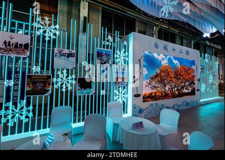 Die 7. Jilin Ice and Snow Industry International Exposition zieht Besucher am 16. Dezember 2023 in Changchun City in der nordöstlichen chinesischen Provinz Jilin an. Stockfoto