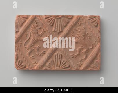 Gehörstein mit Darstellung zweier Kletterlöwen, um 1875 - um 1900 Gehörstein mit Darstellung zweier Kletterlöwen, platziert in profiliertem Fenster. Die Halbfenster oben und unten sind mit Sternmotiven gefüllt. Niederländischer Tonhörstein mit Darstellung von zwei Kletterlöwen, platziert in profiliertem Fenster. Die Halbfenster oben und unten sind mit Sternmotiven gefüllt. Niederlande Steingut Stockfoto