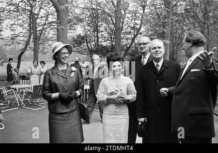 Gedenkfeier zum 250. Geburtstag von Carolus Linnaeus auf dem Anwesen Hartekamp, Heemstede, Herenweg 5, Niederlande, 23-05-1957, Whizgle News aus der Vergangenheit, zugeschnitten auf die Zukunft. Erkunden Sie historische Geschichten, das Image der niederländischen Agentur aus einer modernen Perspektive, die die Lücke zwischen den Ereignissen von gestern und den Erkenntnissen von morgen überbrückt. Eine zeitlose Reise, die die Geschichten prägt, die unsere Zukunft prägen Stockfoto