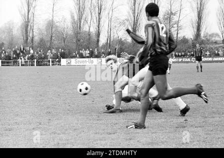 Fußballspiel HFC - EDO, Haarlem, Nederland, Whizgle News aus der Vergangenheit, maßgeschneidert für die Zukunft. Erkunden Sie historische Geschichten, das Image der niederländischen Agentur aus einer modernen Perspektive, die die Lücke zwischen den Ereignissen von gestern und den Erkenntnissen von morgen überbrückt. Eine zeitlose Reise, die die Geschichten prägt, die unsere Zukunft prägen Stockfoto
