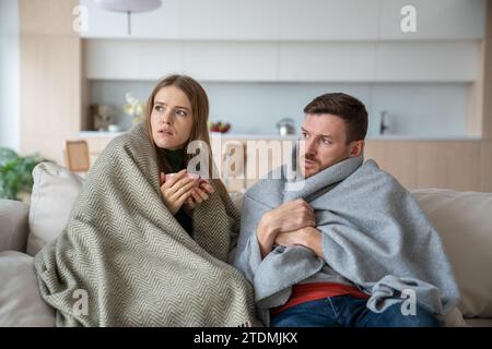 Leiden an Virus, Fieber, covid, Grippe, Krankheit, ungesundes Paar, das auf dem Sofa sitzt und auf den Arzt wartet Stockfoto