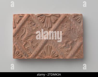 Gehörstein mit Darstellung zweier Kletterlöwen, um 1875 - um 1900 Gehörstein mit Darstellung zweier Kletterlöwen, platziert in profiliertem Fenster. Die Halbfenster oben und unten sind mit Sternmotiven gefüllt. Niederländischer Tonhörstein mit Darstellung von zwei Kletterlöwen, platziert in profiliertem Fenster. Die Halbfenster oben und unten sind mit Sternmotiven gefüllt. Niederlande Steingut Stockfoto