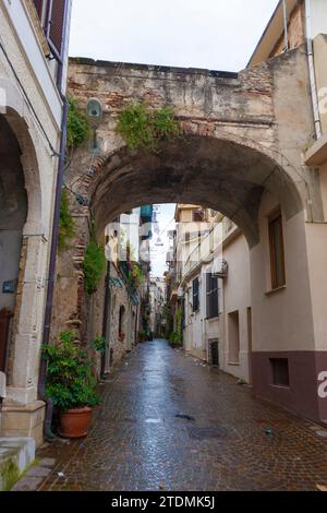 Vico Raffaele Piria, eine hübsche Kopfsteinpflasterstraße in Scilla, Kalabrien, Süditalien, an einem ungewöhnlich nassen Morgen Stockfoto