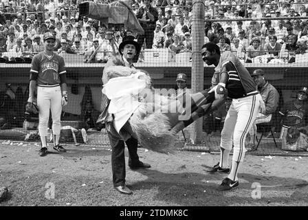 Hein Fischer mit Miami Maniac 1986 World Cup, 1986 Baseball World Championships, 26.-07-1986, Whizgle News from the Past, Zukunftsvision. Erkunden Sie historische Geschichten, das Image der niederländischen Agentur aus einer modernen Perspektive, die die Lücke zwischen den Ereignissen von gestern und den Erkenntnissen von morgen überbrückt. Eine zeitlose Reise, die die Geschichten prägt, die unsere Zukunft prägen Stockfoto