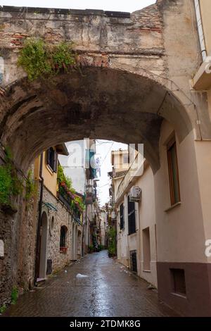 Vico Raffaele Piria, eine hübsche Kopfsteinpflasterstraße in Scilla, Kalabrien, Süditalien, an einem ungewöhnlich nassen Morgen Stockfoto