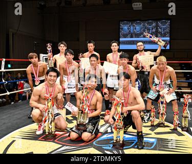 Tokio, Japan. November 2023. Die Gewinner posieren mit ihren Trophäen nach dem Finale des East Japan Rookie of the Year-Turniers 2023 in der Korakuen Hall in Tokio, Japan, 3. November 2023. Quelle: Hiroaki Finito Yamaguchi/AFLO/Alamy Live News Stockfoto