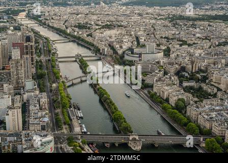 Wunderschöner Blick auf Paris von der Terrasse des Eiffelturms, von wo aus Sie einen atemberaubenden Blick auf die französische Hauptstadt genießen können. In der Mitte des Stockfoto