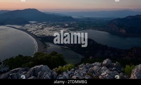 Sonnenuntergang am Strand von Iztuzu mit Drohnenaufnahme. Strand von Dalyan und Iztuzu im Stadtteil Ortaca von Muğla. Iztuzu, das Laichgebiet von Caretta Carettas. Stockfoto