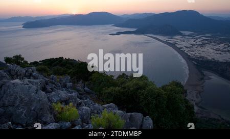 Sonnenuntergang am Strand von Iztuzu mit Drohnenaufnahme. Strand von Dalyan und Iztuzu im Stadtteil Ortaca von Muğla. Iztuzu, das Laichgebiet von Caretta Carettas. Stockfoto