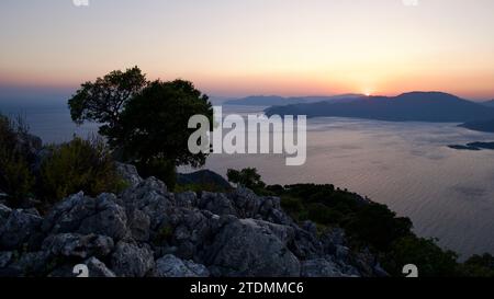 Sonnenuntergang am Strand von Iztuzu mit Drohnenaufnahme. Strand von Dalyan und Iztuzu im Stadtteil Ortaca von Muğla. Iztuzu, das Laichgebiet von Caretta Carettas. Stockfoto