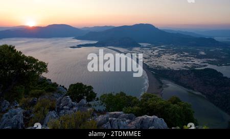 Sonnenuntergang am Strand von Iztuzu mit Drohnenaufnahme. Strand von Dalyan und Iztuzu im Stadtteil Ortaca von Muğla. Iztuzu, das Laichgebiet von Caretta Carettas. Stockfoto