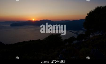 Sonnenuntergang am Strand von Iztuzu mit Drohnenaufnahme. Strand von Dalyan und Iztuzu im Stadtteil Ortaca von Muğla. Iztuzu, das Laichgebiet von Caretta Carettas. Stockfoto